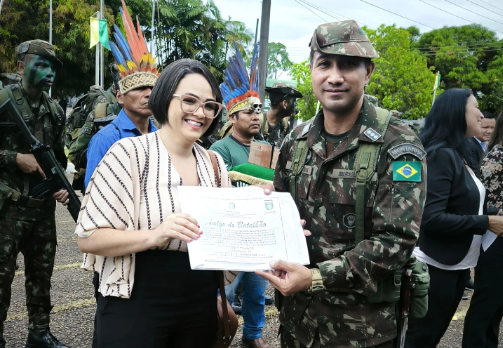 Coordenadora do PaCTAS recebe diploma de honraria do 8º Batalhão de Infantaria de Selva (8º BIS)